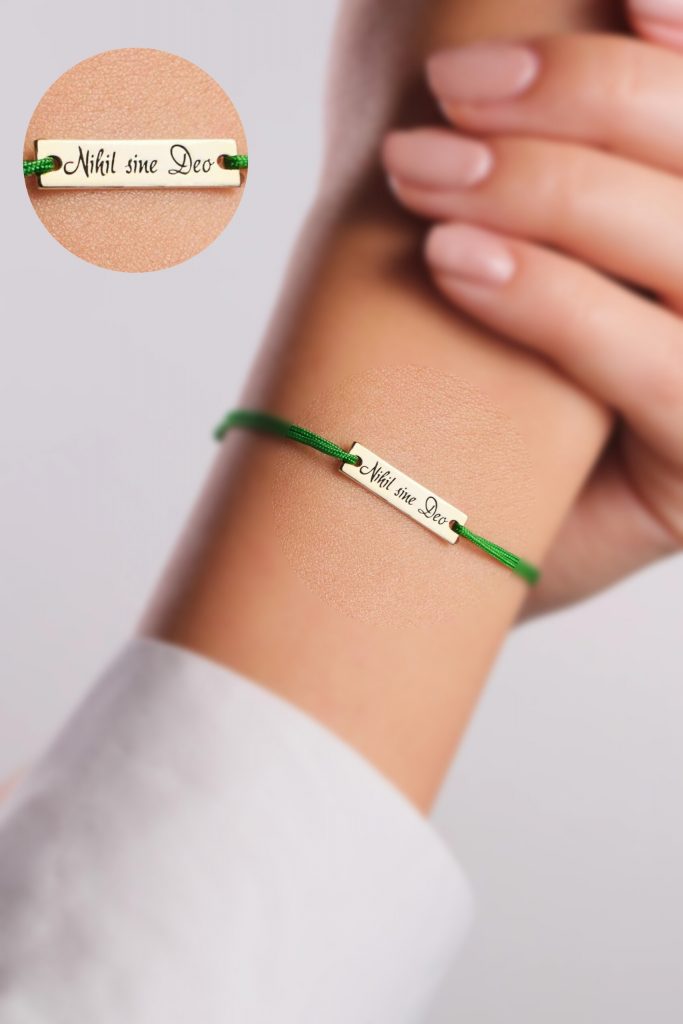 Brățară șnur de mătase cu plăcuță gravată "Nihil sine Deo" - Maria's Ladybugs