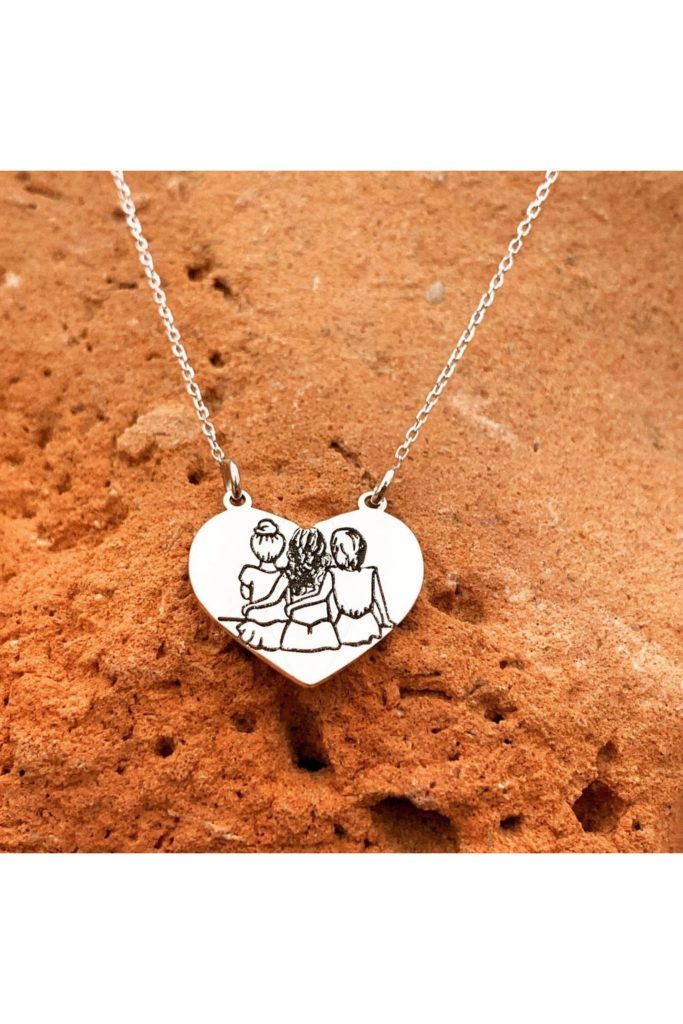 Κολιέ με μενταγιόν σε σχήμα καρδιά