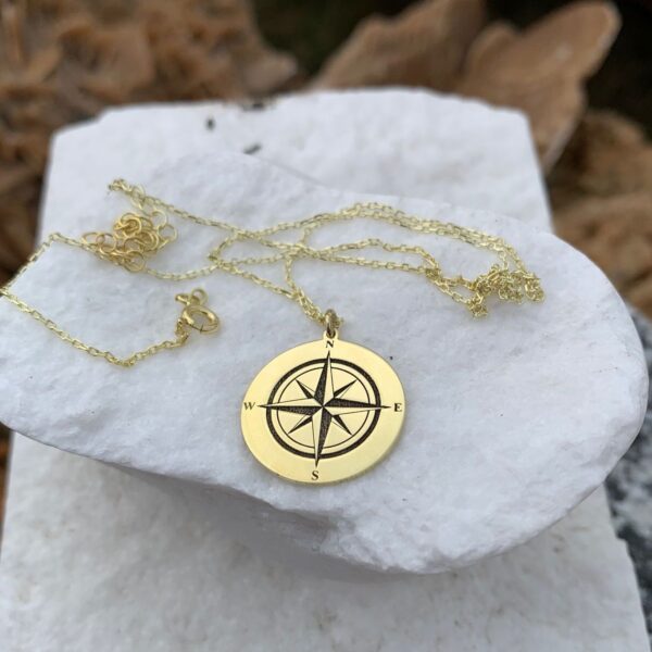 Κολιέ με χάραξη πυξίδα