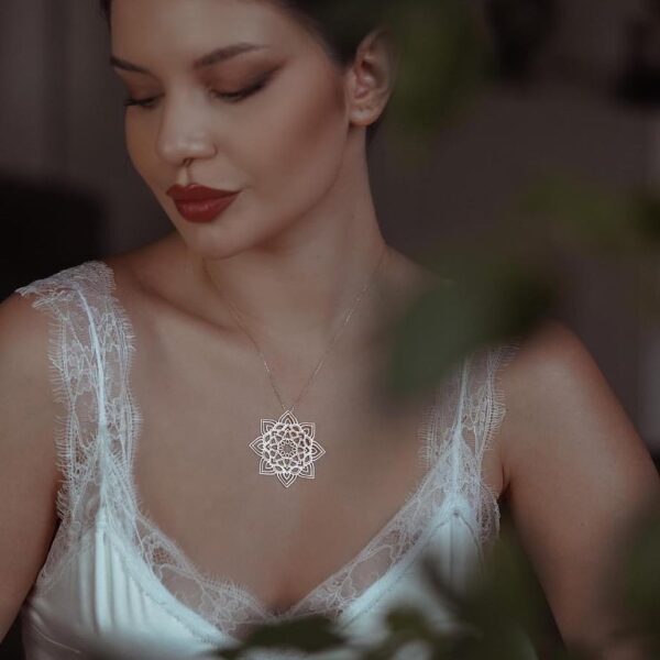 Κολιέ σε σχήμα λουλούδι