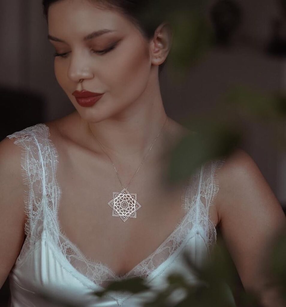 Κολιέ σε σχήμα λουλούδι