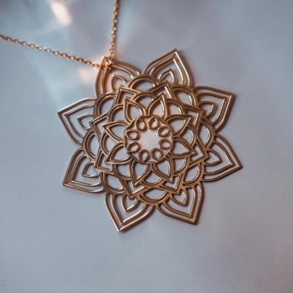 Κολιέ σε σχήμα λουλούδι