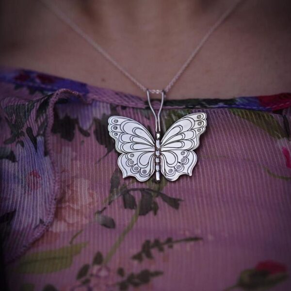 Κολιέ με μενταγιόν πεταλούδα leador. gr