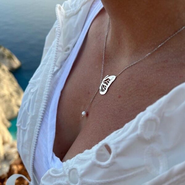 Κολιέ με μενταγιόν πεταλούδα και μαργαριταριο leador.gr