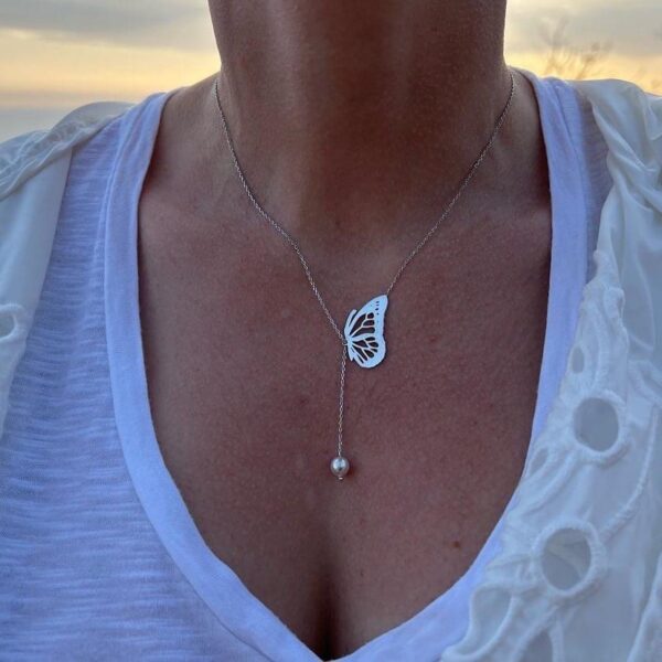 Κολιέ με μενταγιόν πεταλούδα και μαργαριταριο leador.gr