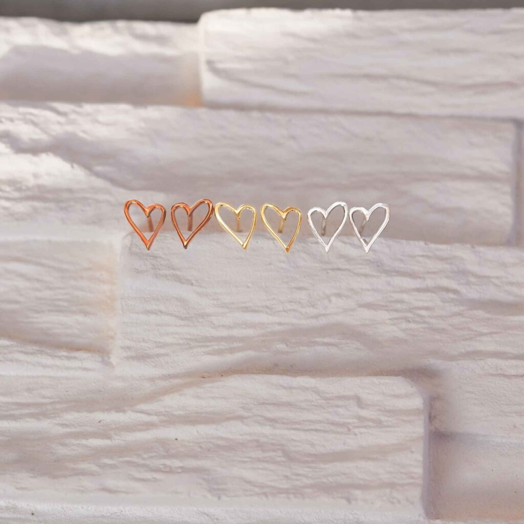 Σκουλαρίκια με περίγραμμα καρδιά